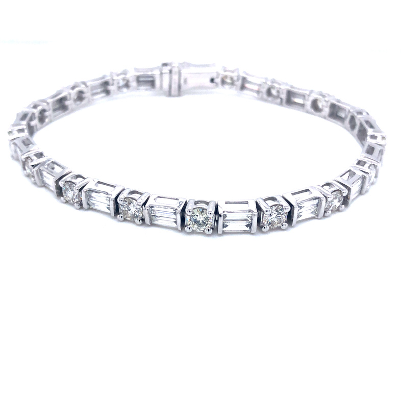 Lady s White 18 Karat Bracelet With 6.65TW Round Brilliant G SI1 Diamonds