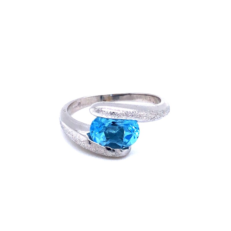 Lady s White 18 Karat Ring With One 8.00X6.00Mm Oval Blue Topaz
