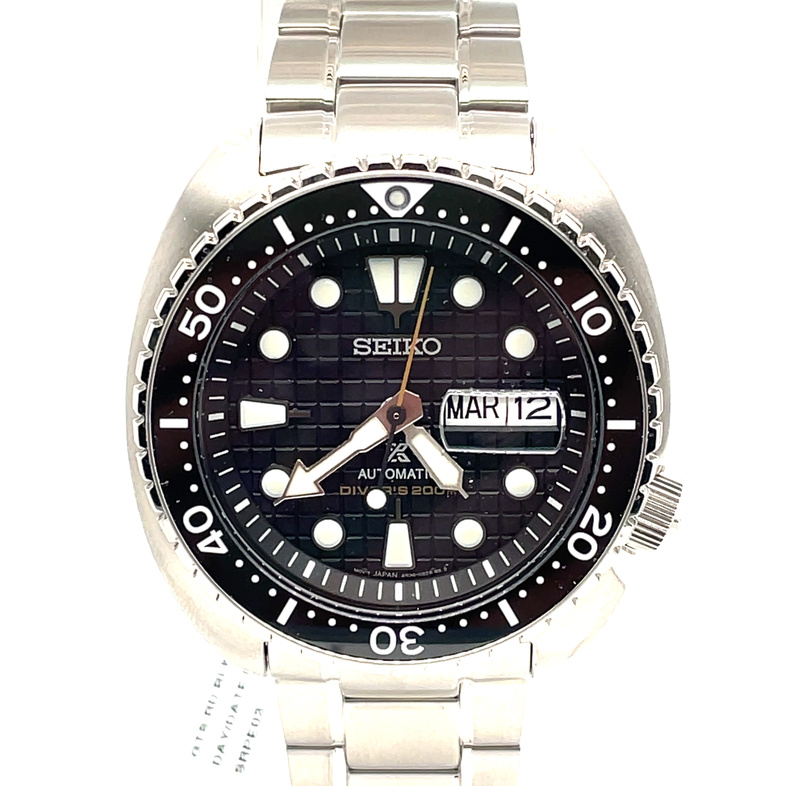 SEIKO GTS ROUND BLACK DAY/DATE DIAL; BLACK BEZEL; LINK BRACELET; STAINLESS