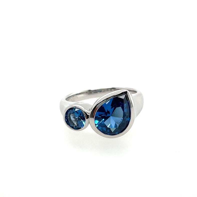 ELLE SYNTHETIC BLUE SPINEL BEZEL-SET ROUND/PEAR SHAPE RING; SILVER